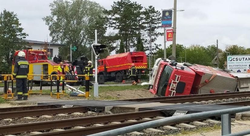 Riasztáshoz rohant a tűzoltó, oldalára borult a Lild-nél – Nem az első eset (VIDEÓFOTÓ)