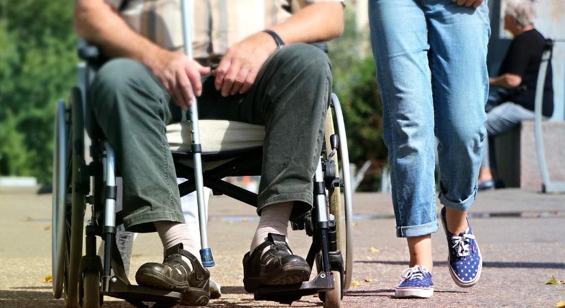 Több ezer fogyatékkal élő igényelte a segédeszközutalványt, de kevesen kapják meg