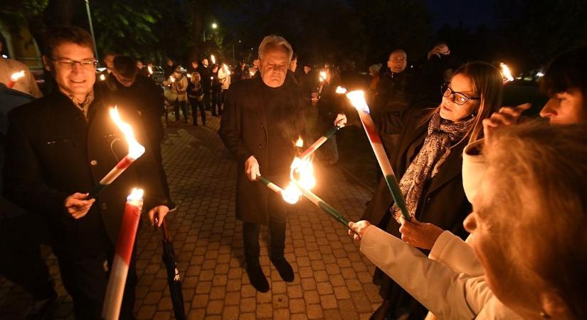 Fáklyás felvonulással emlékeztek az aradi vértanúkra Székesfehérváron