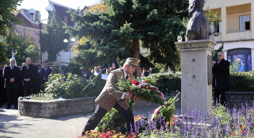 Főhajtással emlékeztek az aradi vértanúkra az egri Lenkey-udvarban