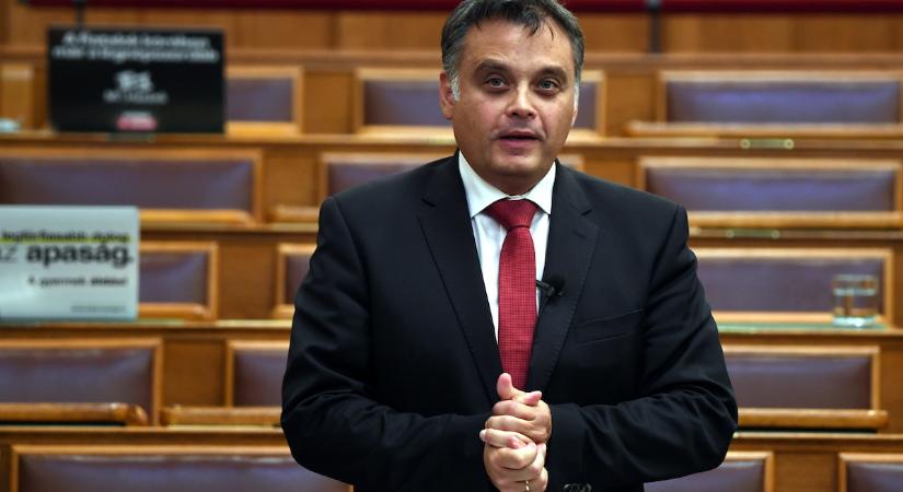 Latorcai Csaba: Karácsonyék a tömegközlekedés forrásaiból élnek