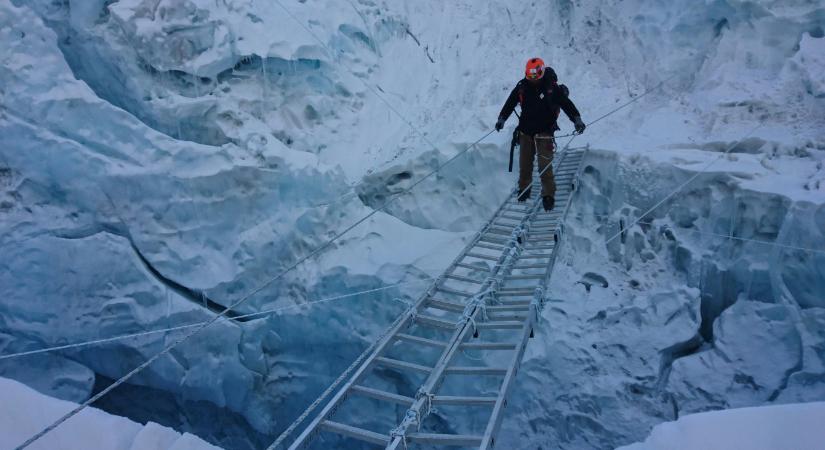 „Szerencsém volt, hogy kijutottam” – folytatódik a mentés a Mount Everesten