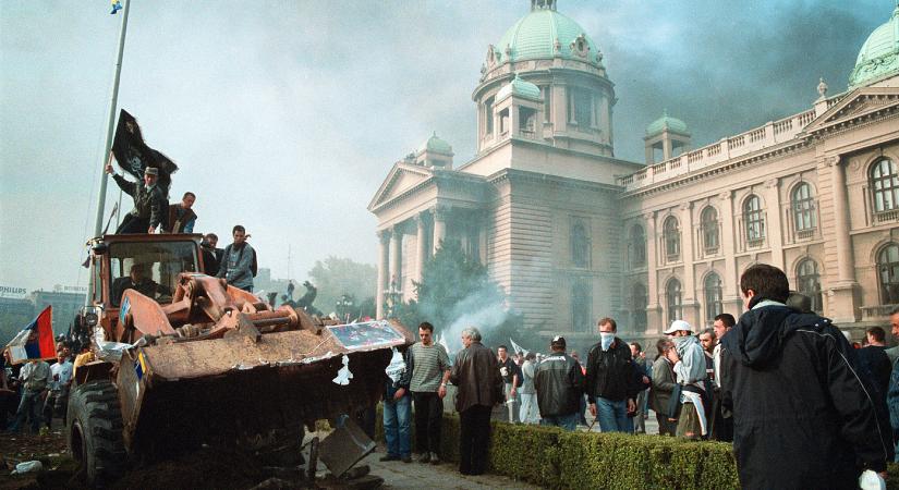 Egész Szerbia Slobodan Milošević 25 évvel ezelőtti bukásáról beszél, de a Vajdasági Magyar Szövetség hallgat