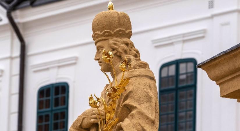 A hit és a művészet találkozása – a Veszprémi Szentháromság szobor legendái