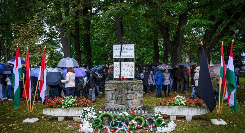 Méltó módon emlékeztek az aradi vértanúkra Sopronban - fotók