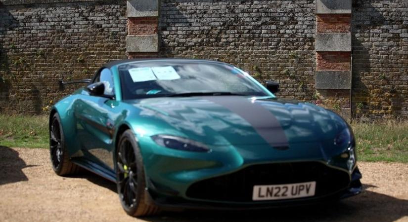 James Bond autója Trump vámbanánhéján csúszott meg