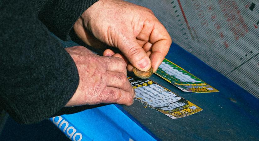 Százmilliókat nyert a kaparóson, kórházba juttatta a vagyon a mázlista férfit