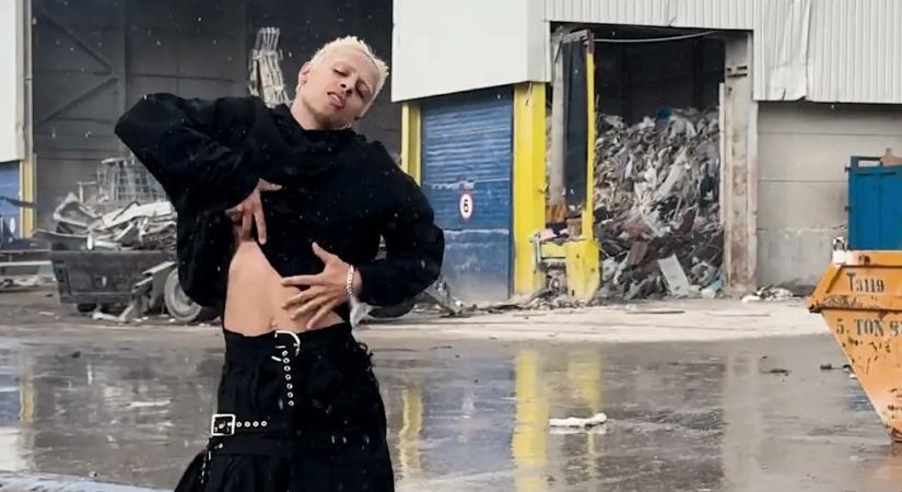 Markológép előtt táncol az őrületbe a Dry Cleaning új számában – videó