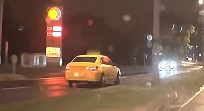 Videón: a forgalommal szemben haladt egy taxis Budapesten