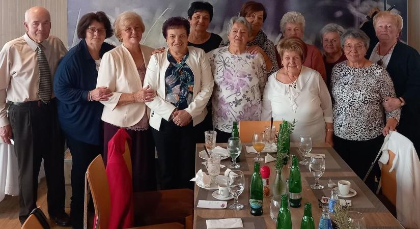 Meghitt pillanatok - 55 éves érettségi találkozót rendezett a győri iskola