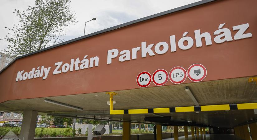 Mutatjuk, mikor nem lehet parkolni a Kodály Zoltán Parkolóházban