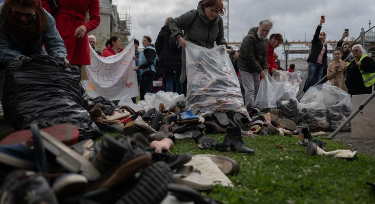 Lyukas cipőkkel dobálták meg a Karmelitát a szociális dolgozók és köztisztviselők