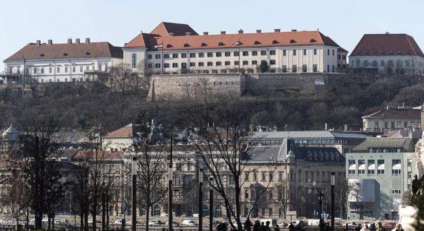 A szociális dolgozók dobálós tüntetéssel tiltakoztak a Karmelita előtt