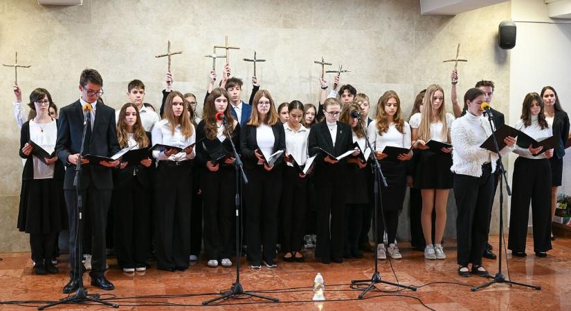 Az aradi vértanúk tiszteletére elkészült az emlékfal a Bolyai iskola udvarán