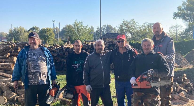 Szociális tűzifa igénylése és darabolása – önkéntesek segítettek Fejérben