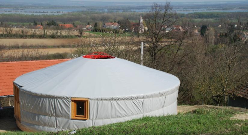Kiégtek a multinál, és jurtába költöztek a Balaton-felvidéken - videón mutatják meg új életüket