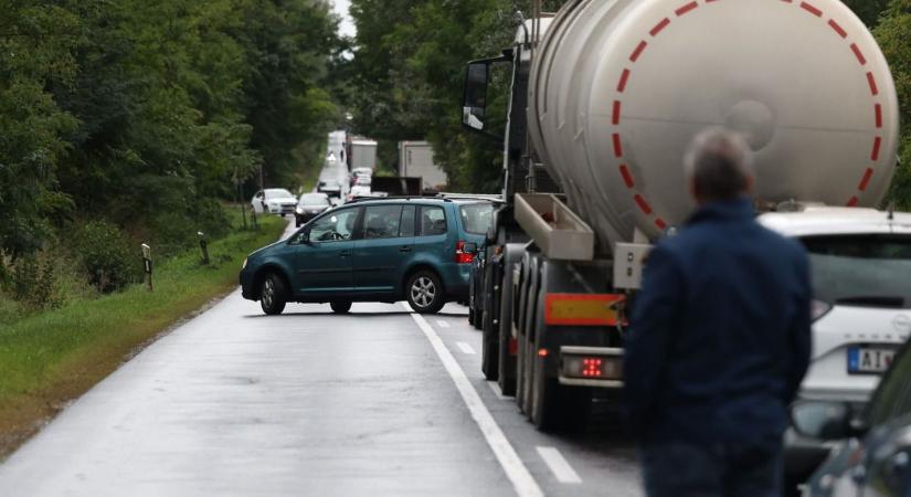 Megszólaltak a mentők az Oroszlányi tömegbalesetről, kiderült kik sérültek meg helyszíni fotók