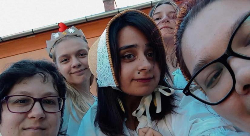 Fehérnépek, vászoncselédek, babócsai míves lányok – Dél-Somogyban a fiatalok vigyáznak anyáink örökségére