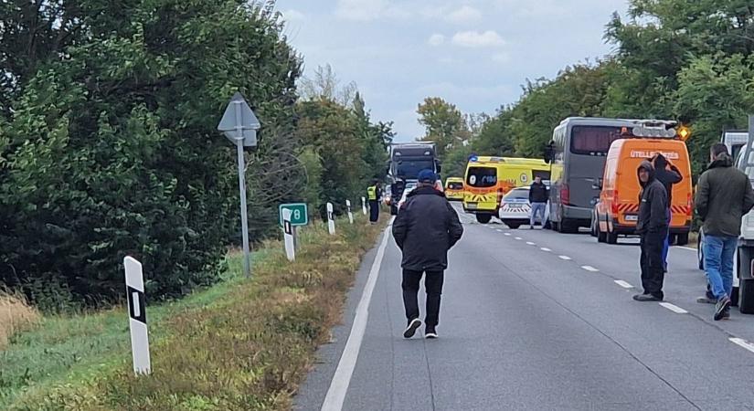 Rendkívüli: Óriási baleset a 6-oson, mentőhelikopter érkezett a helyszínre (FOTÓK)