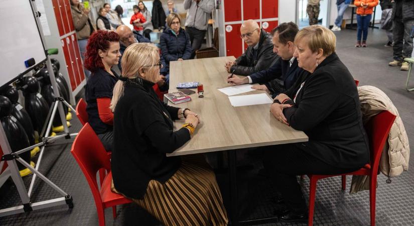 "Az biztos, hogy itt lesz jég!" - a PTSE nem adta át a jégpályát