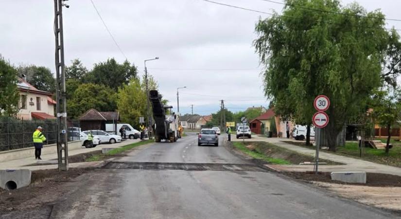 Forgalmi dugó és útlezárás az aszfaltozás miatt