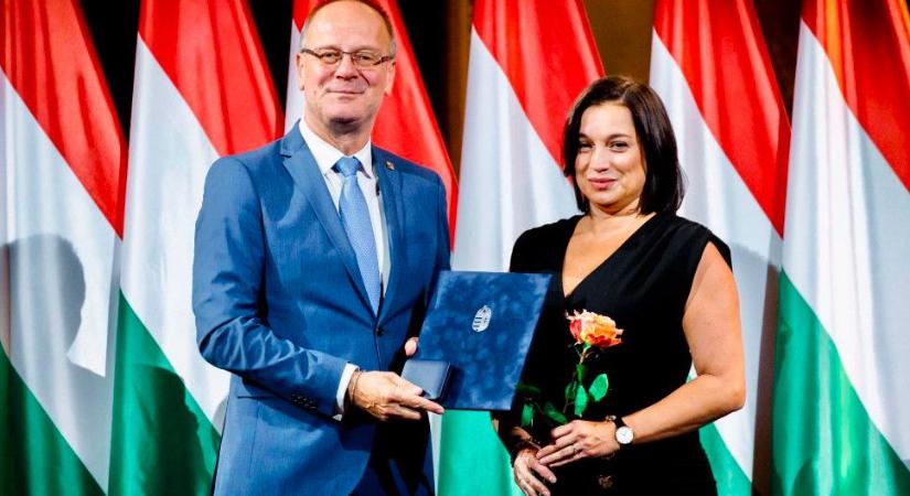 Kitüntették a debreceni anyakönyvvezetőt