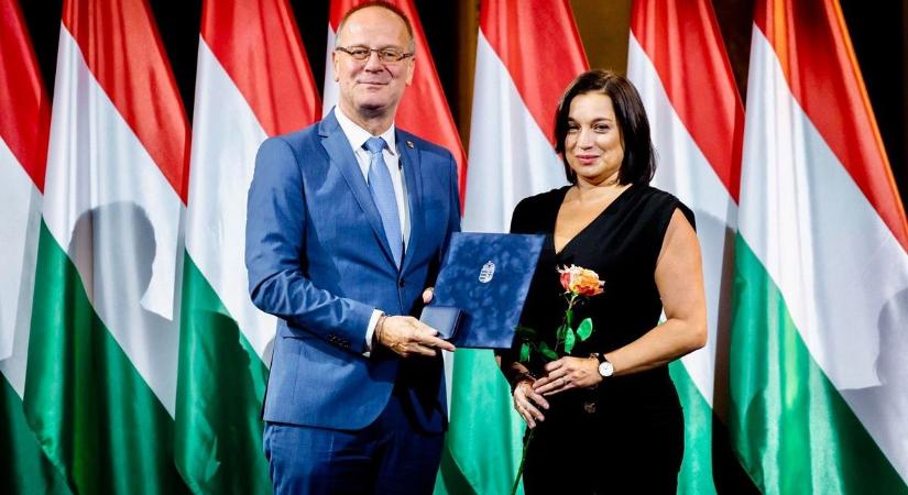 Rangos kitüntetést vehetett át a debreceni önkormányzat munkatársa