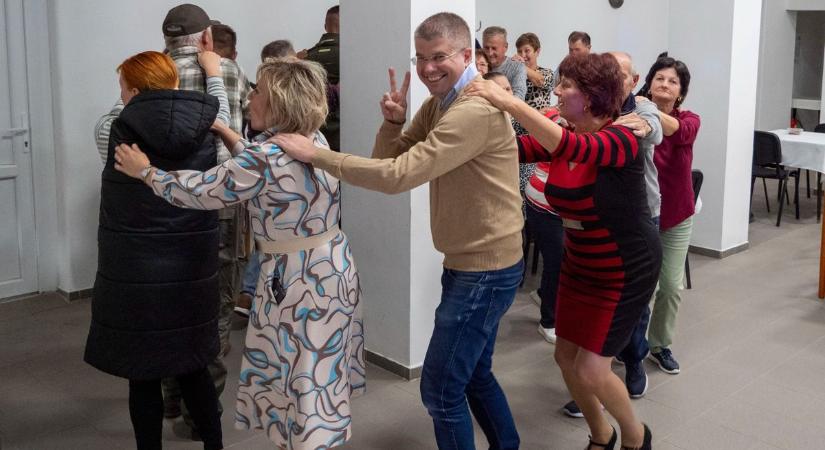 Közös vacsora és tánc a fergeteges nyugdíjas találkozón