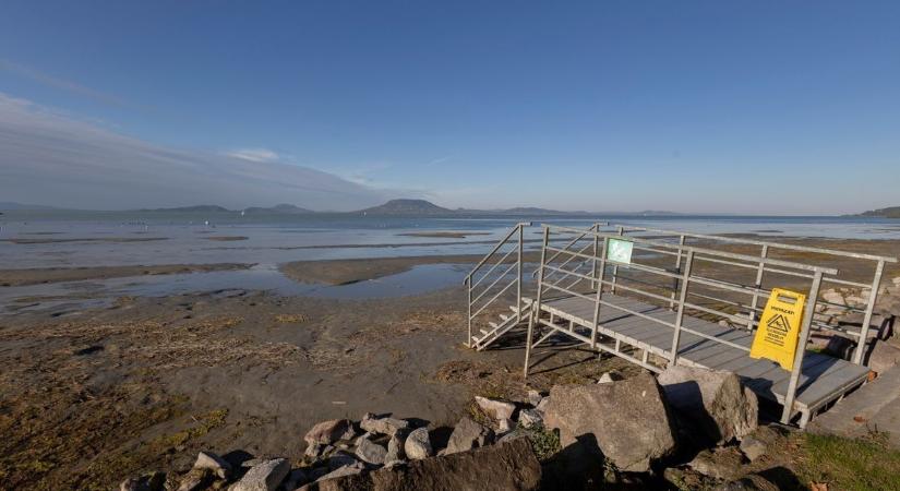 Mi történik a Balatonnal? Ijesztő képek a kiszáradt déli partról - fotó