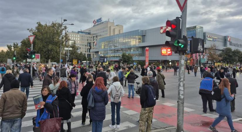 Elkezdődött az október hatodikai újvidéki tiltakozás