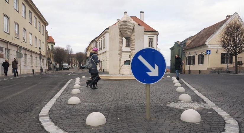 Vigyázat, holnaptól többlépcsős elterelés kezdődik a veszprémi Szabadság téren!