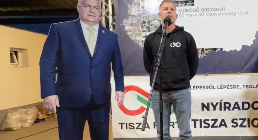 A nemzeti gyásznapra tekintettel Magyar Péter a földhöz vágta Orbán Viktor-bábuját