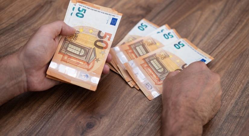 Gyengült a forint a főbb devizákkal szemben hétfő estére