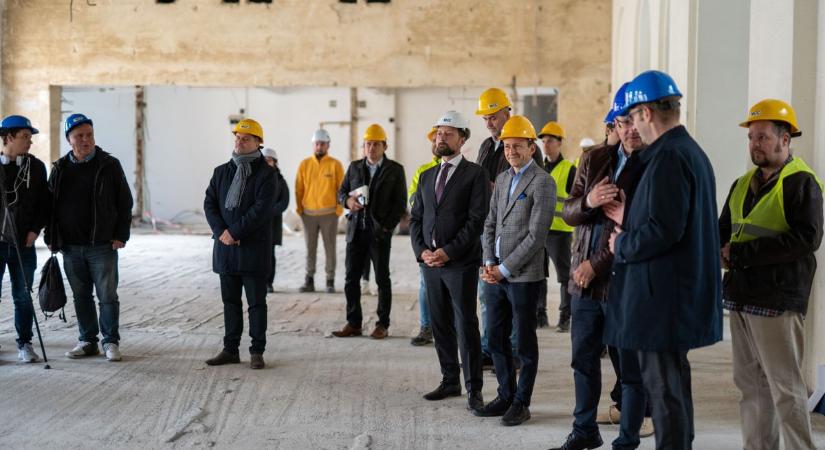 Gőzerővel folyik a pécsi Nemzeti Casino épületének felújítása