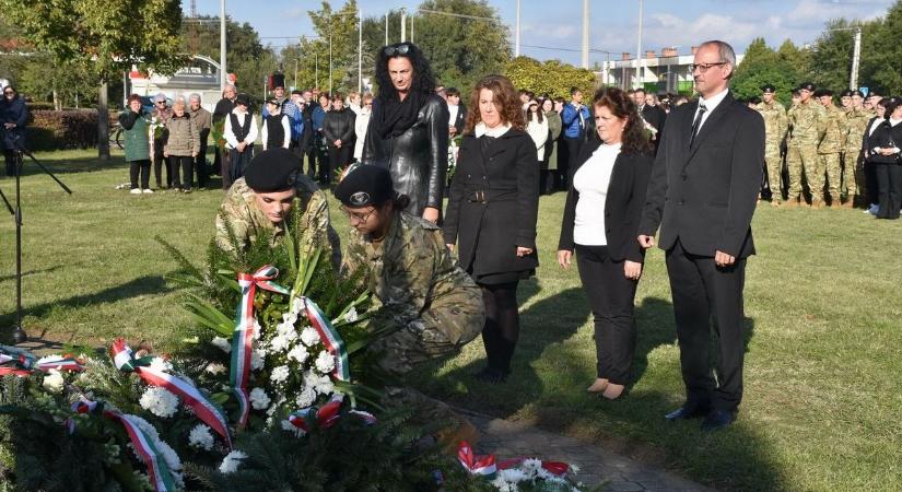 Főhajtással emlékeztek az aradi vértanúkra Karcagon