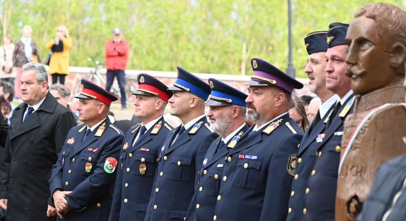 Tiszteletadás a hősöknek – Szolnokon is megemlékeztek az aradi vértanúkra