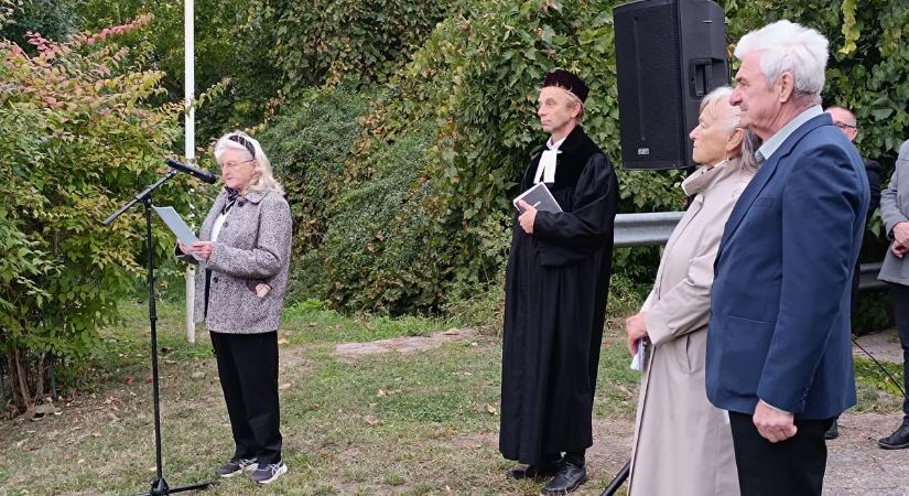 Méltóságteljes megemlékezés Kisapostagon – az aradi vértanúkra emlékeztek