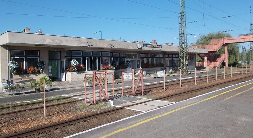 Ezért állt meg a parkoló felújítása a mosonszolnoki vasútállomáson