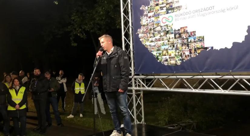 Magyar Péter egy órán át roastolta a színpadról a Hír Tv-t Bonyhádon