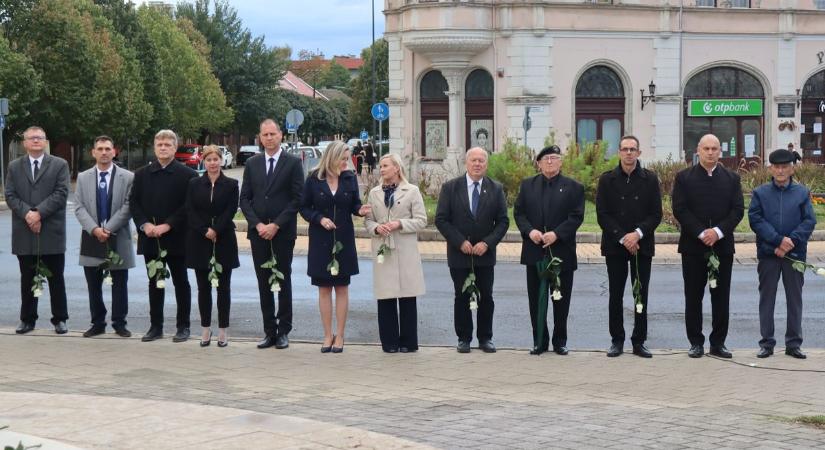 A haza közös felelősség, üzenték Makón az aradi tizenhármak emlékére – galériával, videóval
