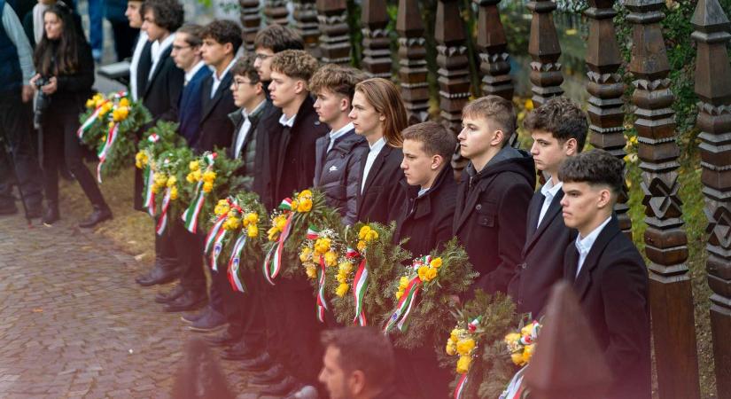 „Vasbilinccsel és kötéllel nem lehet elnémítani egy nemzetet” – Sepsiszentgyörgy főhajtása az aradi vértanúk előtt
