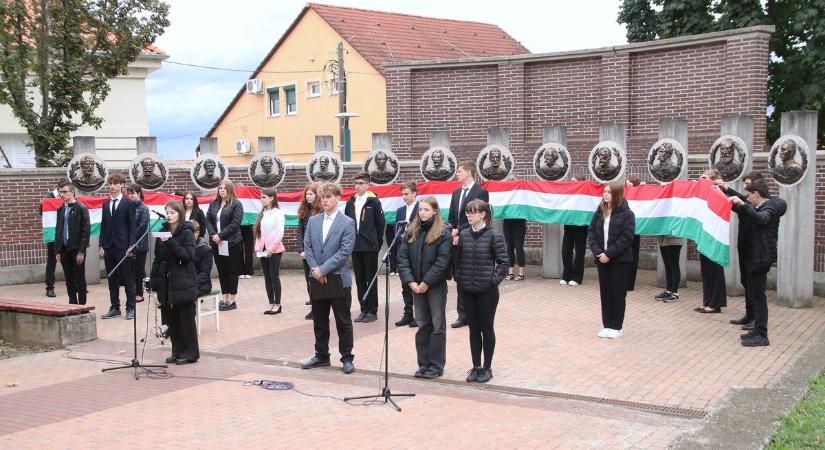 „Szívünkben megszólalt a harang” – Dombóváron és Bonyhádon is megemlékeztek az aradi vértanúkról (galéria)