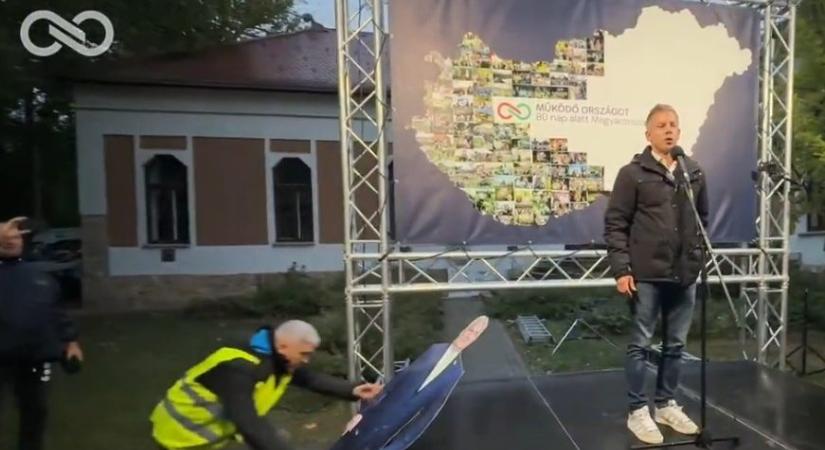 Letaszította a színpadról az Orbán-kartonfigurát Magyar Péter Bonyhádon