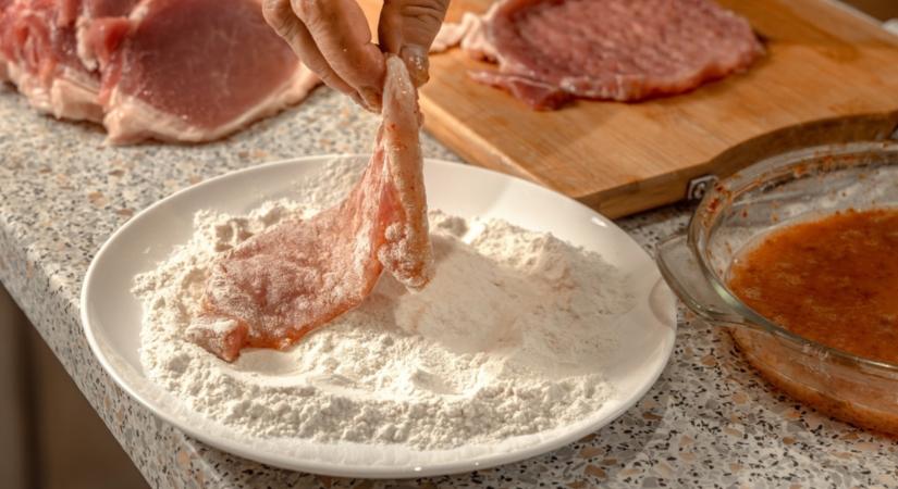 Próbáld ki ezt a filléres trükköt, és elképesztően roppanós lesz a rántott hús bundája!