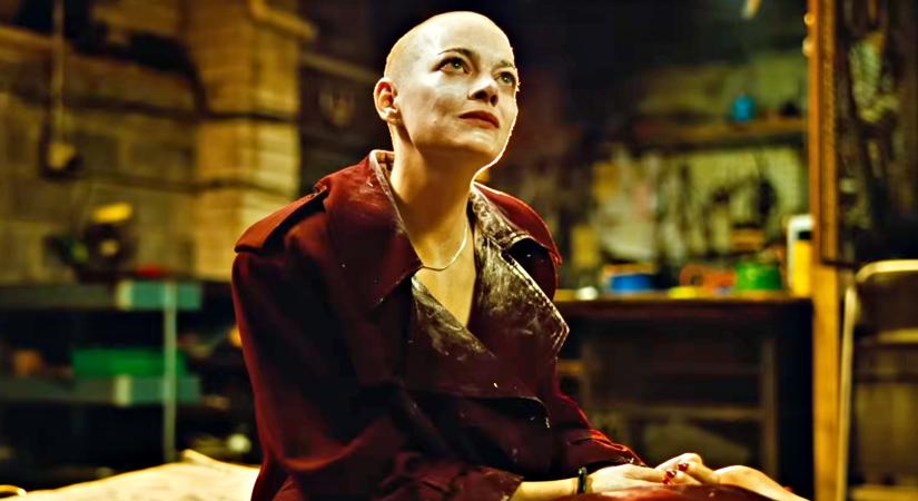 Bugonia: Friss előzetes érkezett a Szegény párák alkotójának új filmjéhez, amiben a kopasz Emma Stone földönkívüliként akarja leigázni a világot… vagy mégsem?!