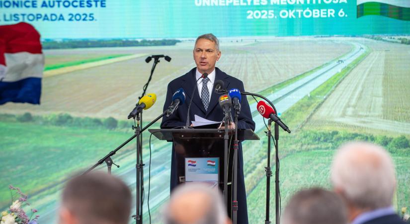 Lázár János: egy régi és mély sebet gyógyított be a magyarországi M6-os és a horvátországi A5-ös autópálya összekötése