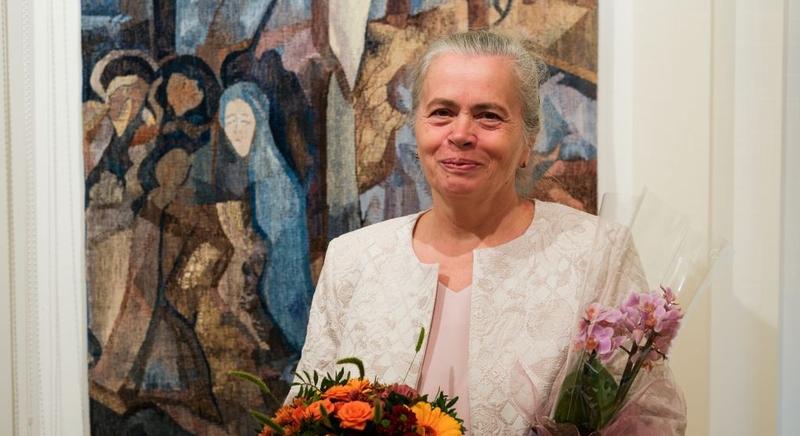 „Áldozathozatal” címmel nyílt kiállítás Varga Bernadett textilművész alkotásaiból