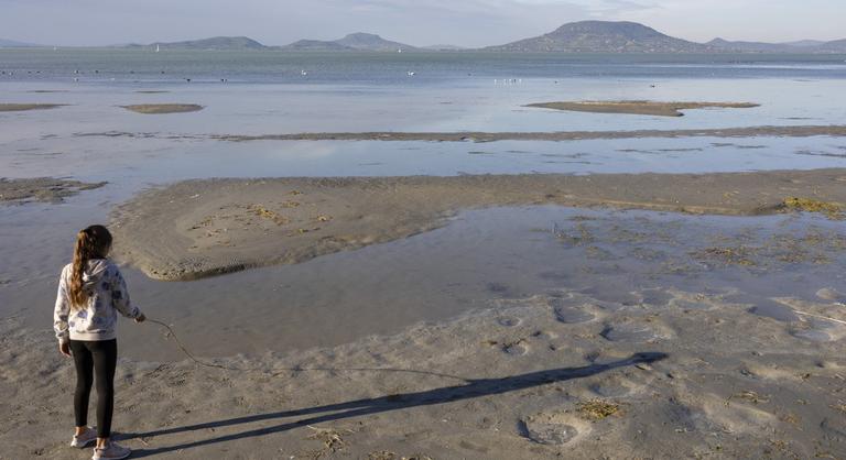 Drámai képek érkeztek a Balatonról, messze be lehet sétálni