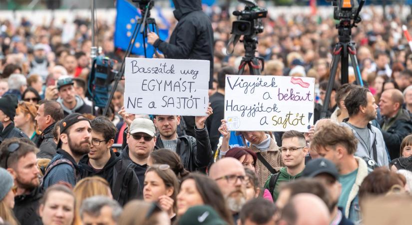 Továbbra is hallgat a Fidesz arról, hogy elengedték-e a civilek és a sajtó vegzálását lehetővé tévő átláthatósági törvényt