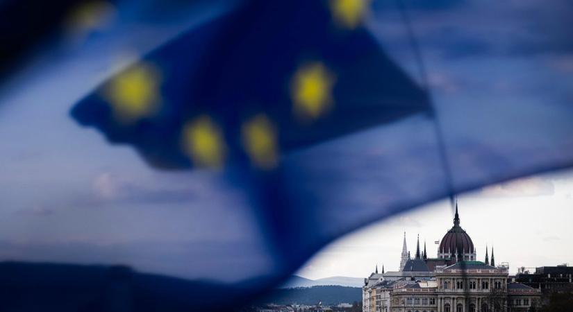 NER-es felár: 15 százalékkal drágultak az uniós közbeszerzések, amikor kormányközeli vállalkozók nyerték őket
